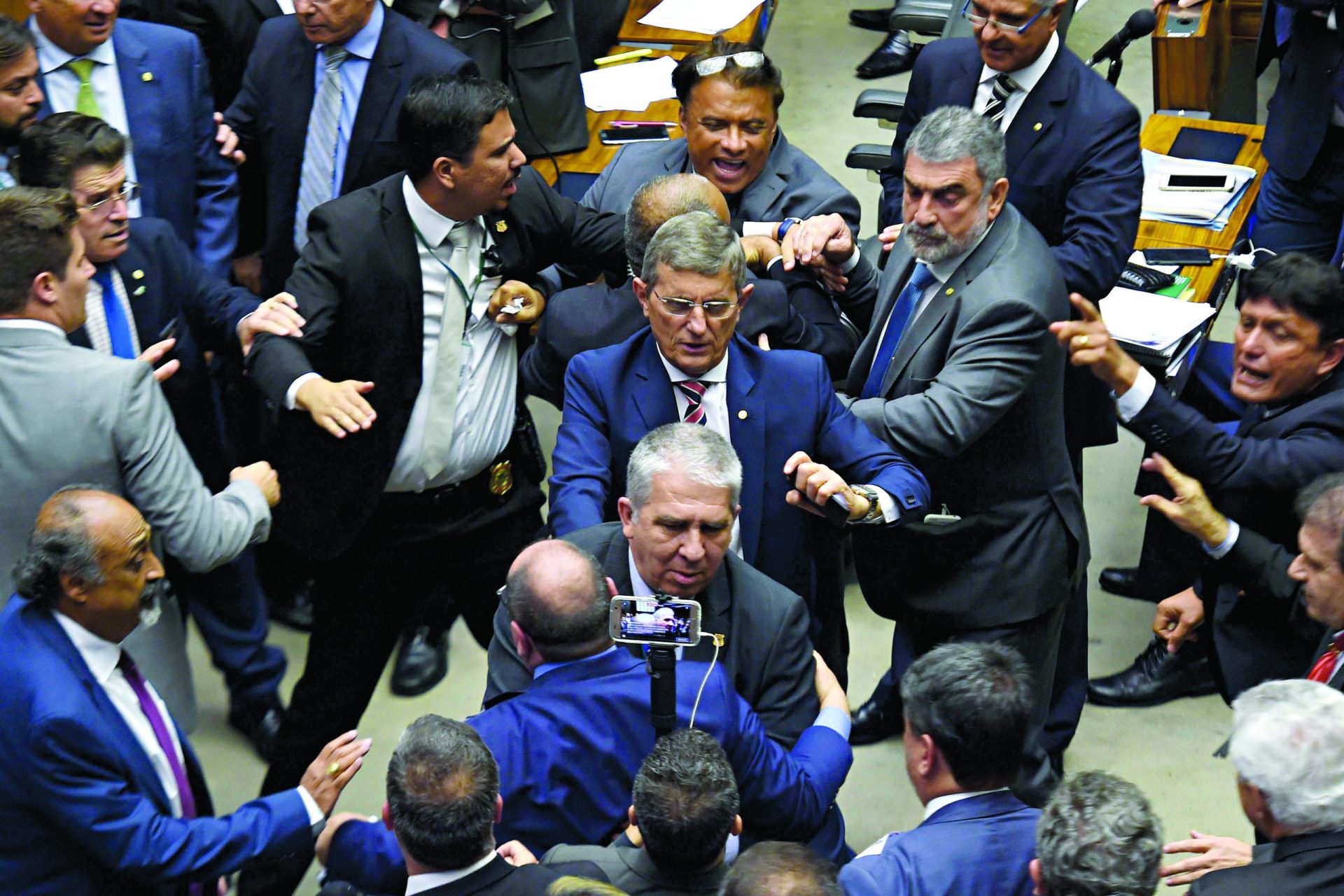 Brasil: Congresso paga dividendos a Temer