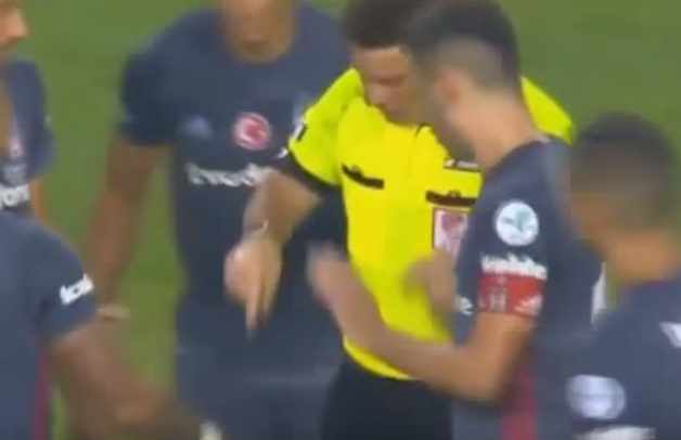 Quarema entrega faca a árbitro durante jogo da Supertaça na Turquia