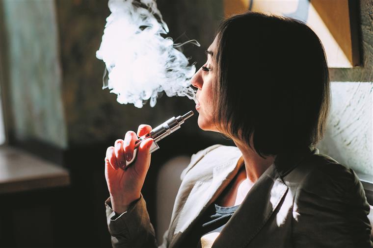 Fumar cigarros eletrónicos com nicotina aumenta o risco de enfarte e de AVC