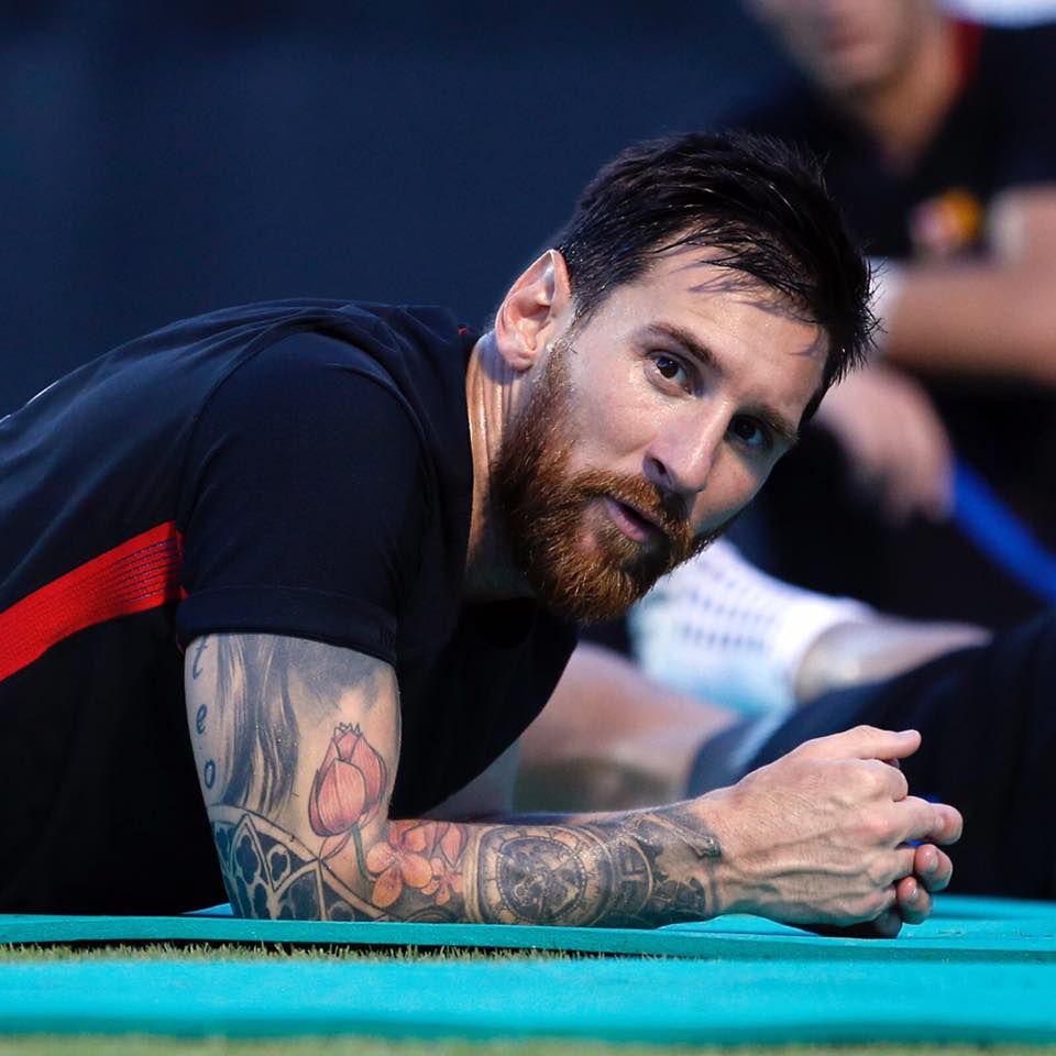 Vídeo de Messi a tocar o hino da Champions torna-se sucesso
