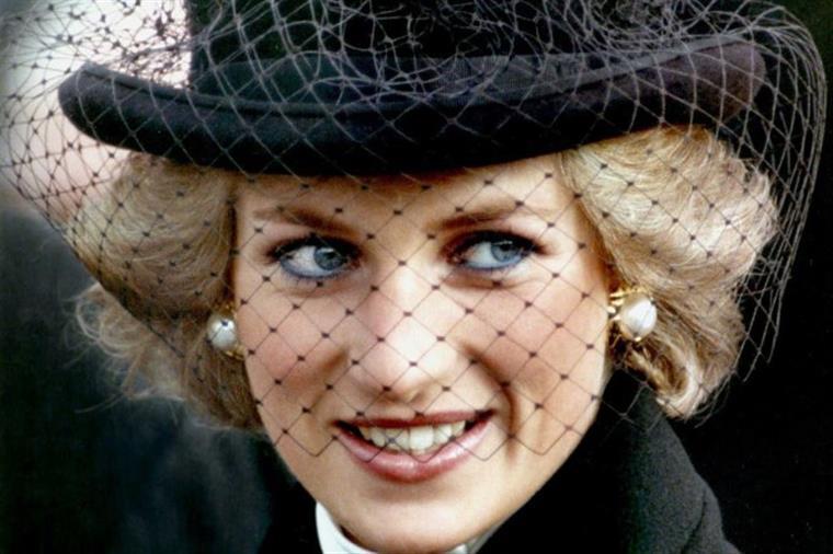 Tributo floral a Princesa Diana ridicularizado na Internet