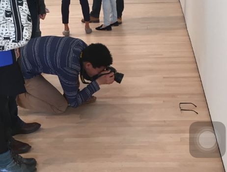 Óculos em chão de museu confundidos com obra de arte
