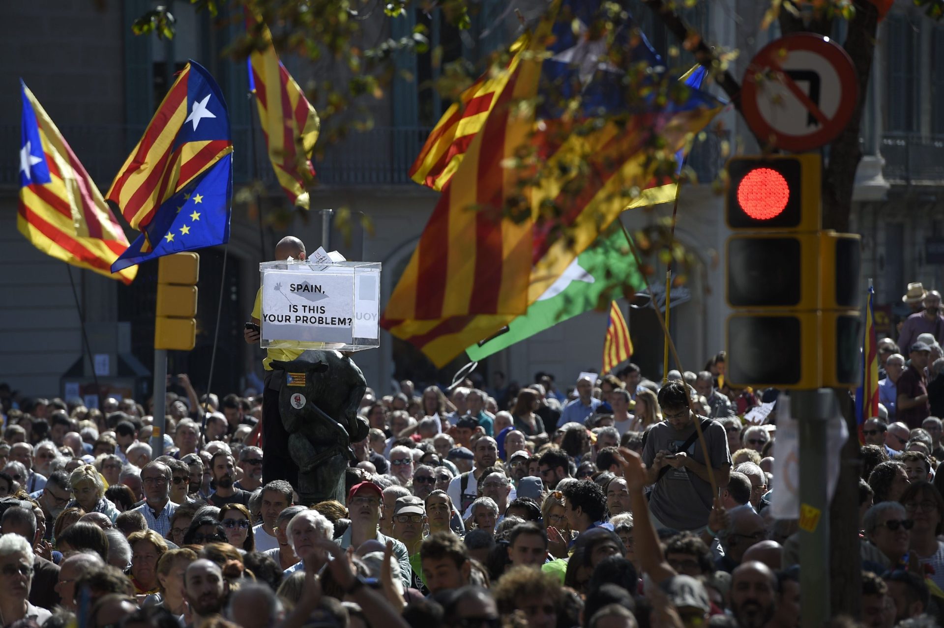 Autoridades detêm 14 altos dirigentes do governo da Catalunha em ação contra referendo
