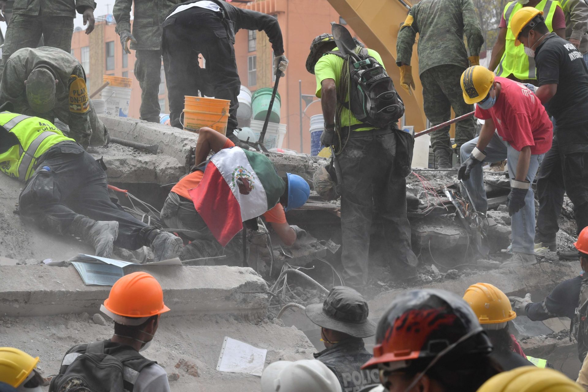 Criança salva de escombros de escola que colapsou no México