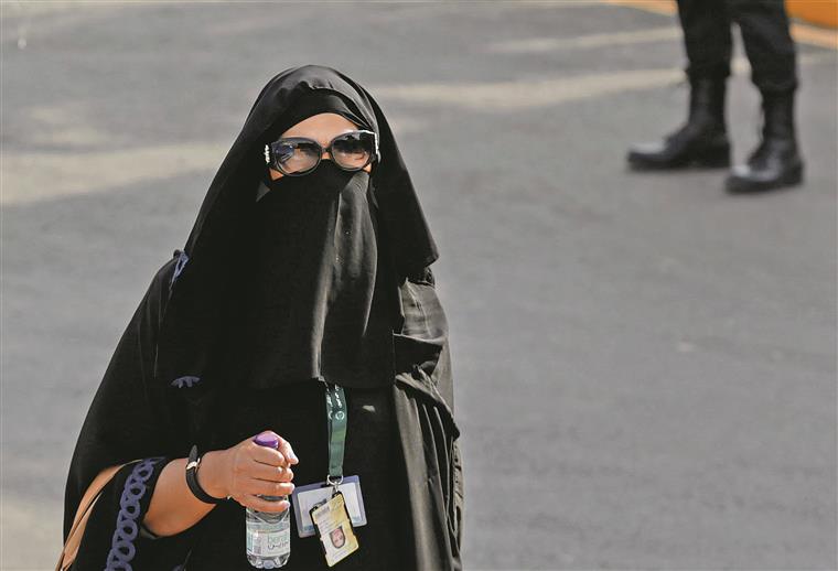 Mulheres vão passar a poder tirar carta de condução na Arábia Saudita