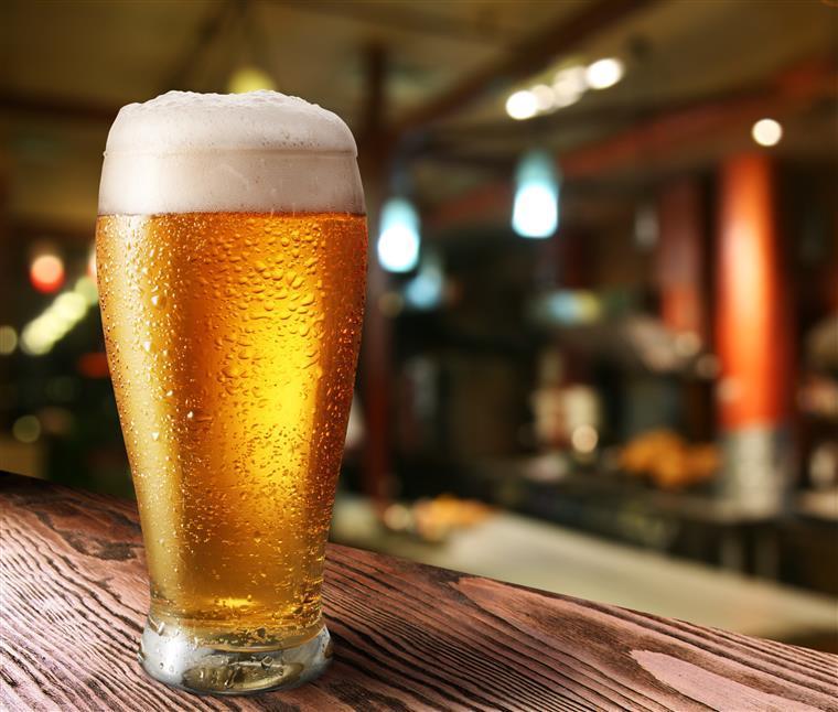 Sente que tem de beber sempre mais do que uma cerveja? Há uma explicação científica
