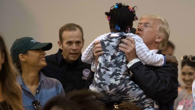 Ex-assessor partilha foto de Trump com vítima de inundações