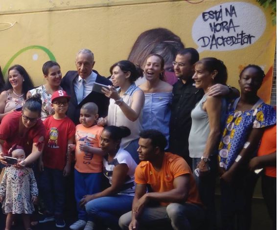Marcelo visita crianças com cancro e convida-as a irem visitá-lo a Belém