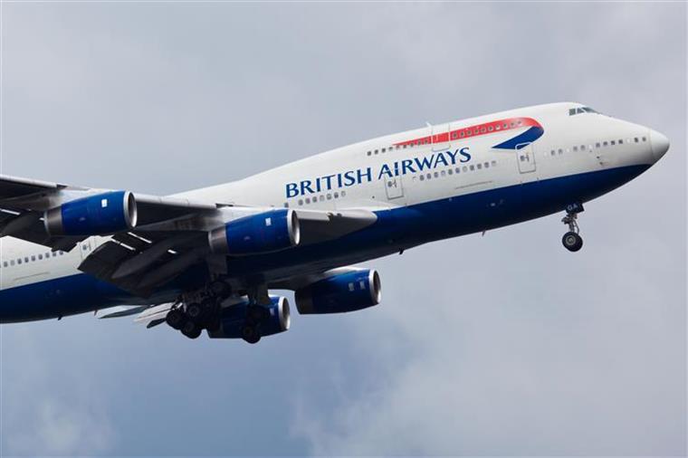 Avião da British Airways comunica emergência minutos após descolagem