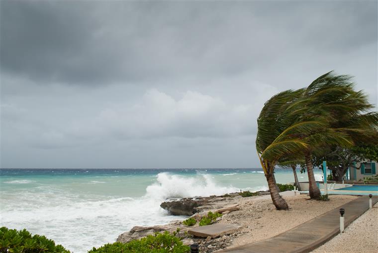 Furacão Irma mata duas pessoas nas Caraíbas