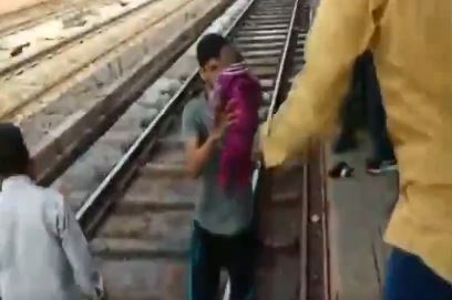 Bebé de um ano sai ilesa de atropelamento de comboio | Vídeo