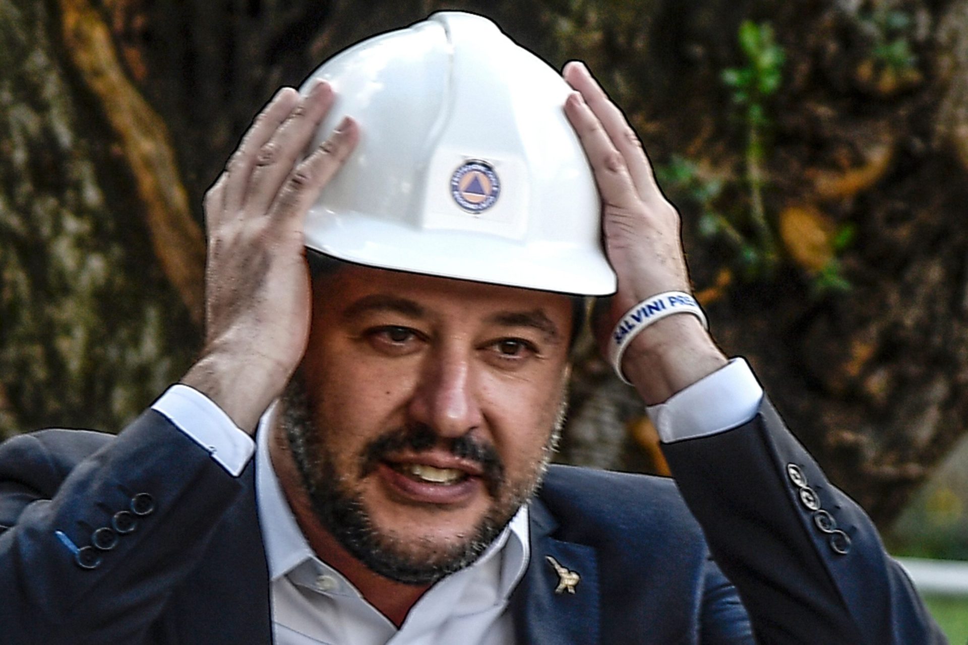 Matteo Salvini participa em demolição de casa de luxo da máfia italiana | Vídeo