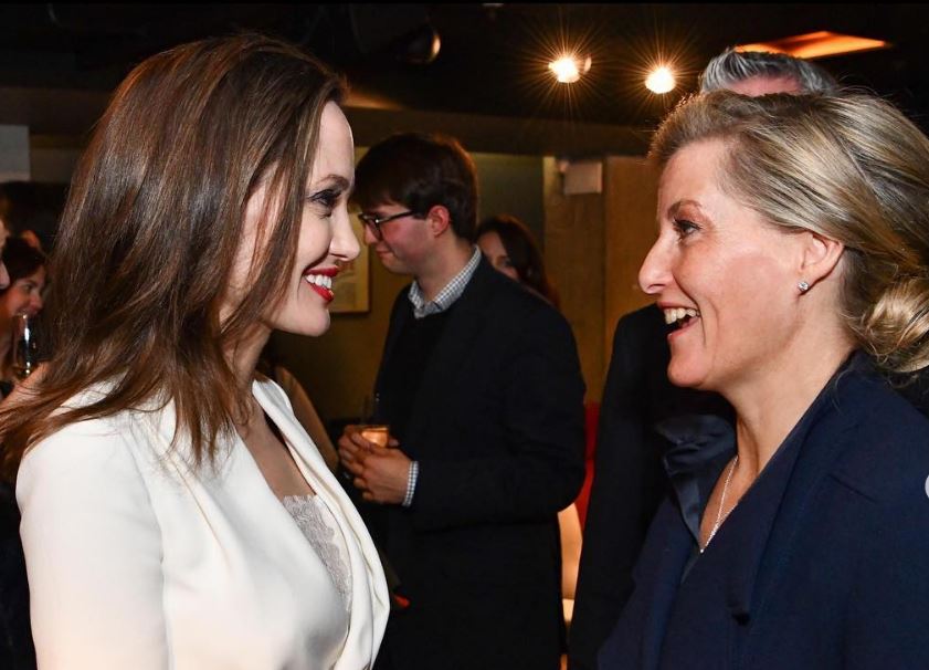 Angelina Jolie junta-se a família real para falar de violência sexual