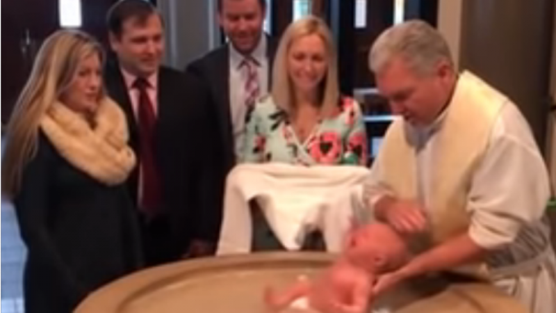 Padre deixa bebé escorregar para a pia batismal durante a missa | VÍDEO