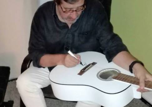 Uma guitarra autografada por Rui Veloso ou uma prancha assinada por &#8216;Kikas&#8217;? Itens estão em leilão