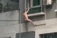 Homem cai do terceiro andar completamente nu | Vídeo