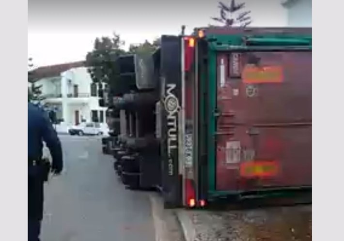 Camião que transportava animais tomba sobre casa em Elvas | VÍDEO