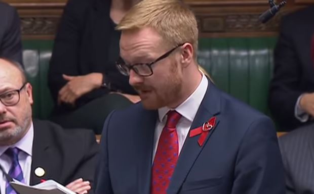 Membro do parlamento britânico revela ter VIH durante debate | Vídeo