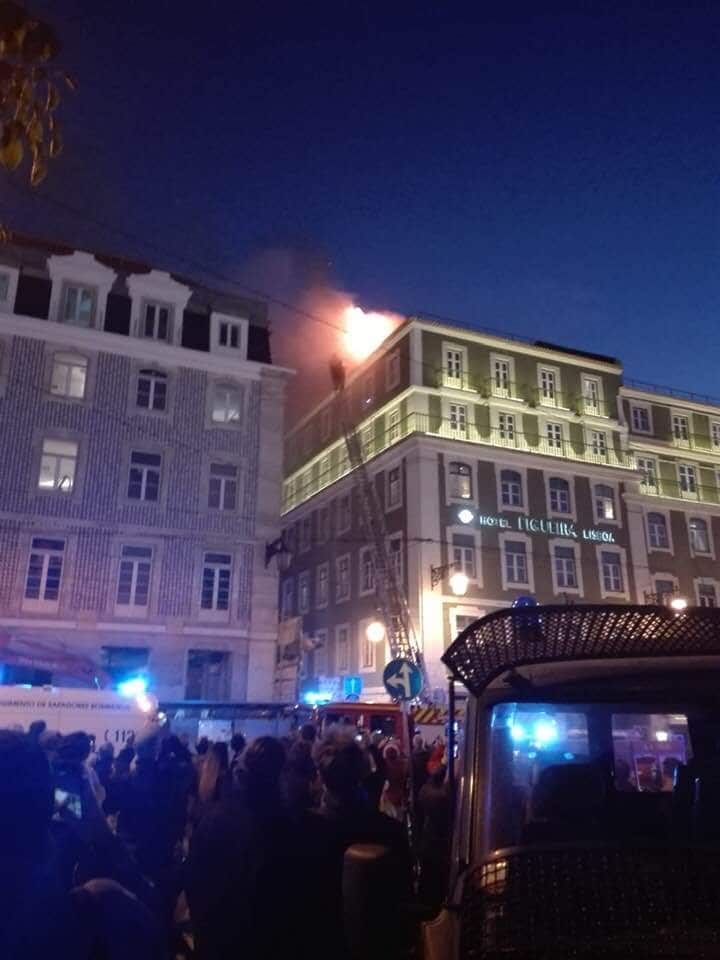 Incêndio obriga a a evacuar hotel na Praça da Figueira, em Lisboa