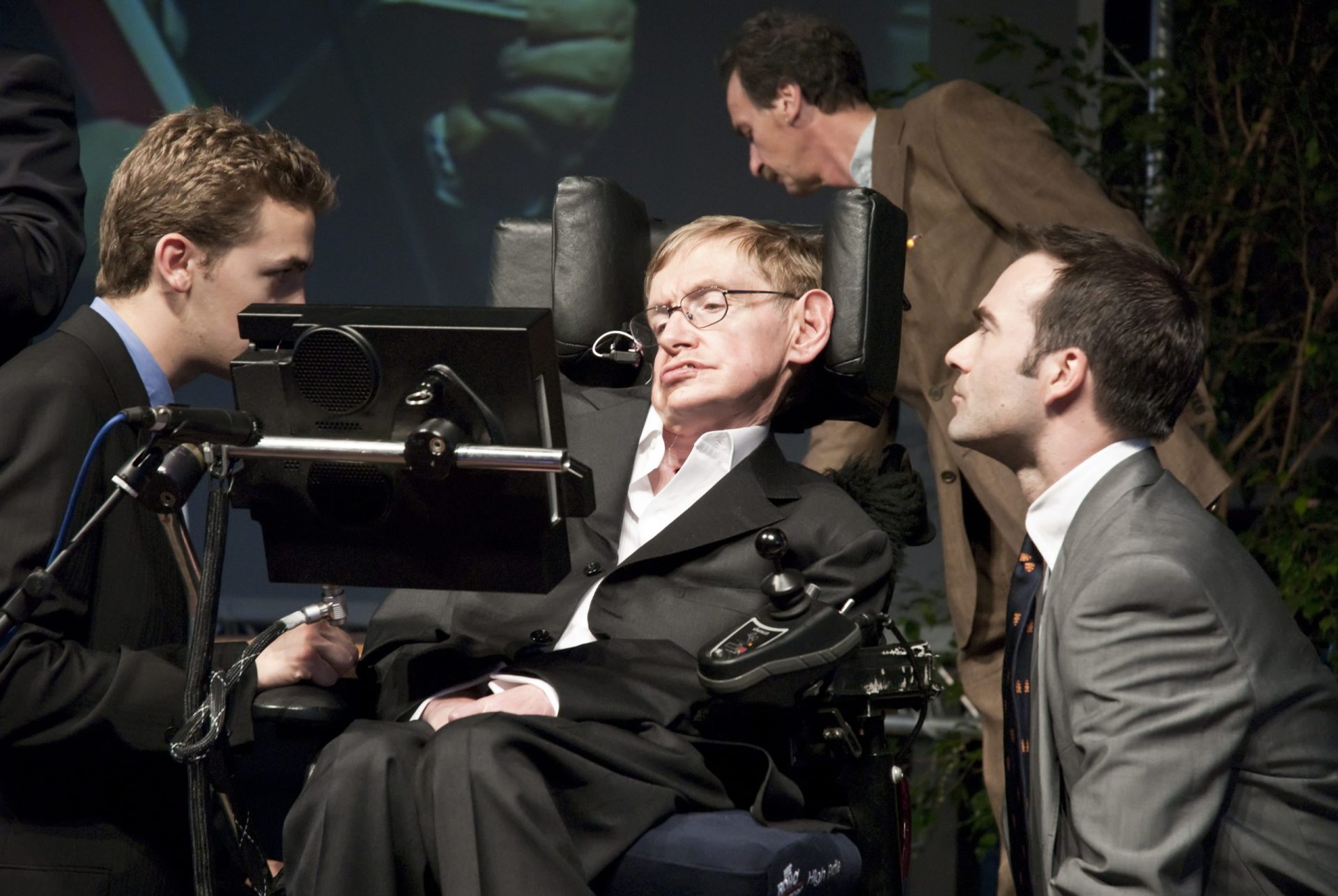 Tese e cadeira de rodas de Stephen Hawking leiloadas por um milhão de euros | FOTOS
