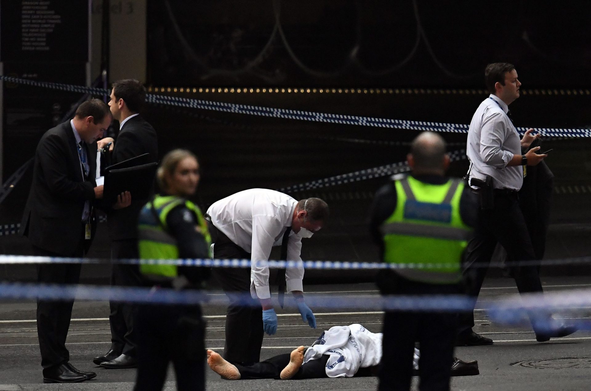Uma pessoa morreu e duas ficaram gravemente feridas em ataque com faca em Melbourne