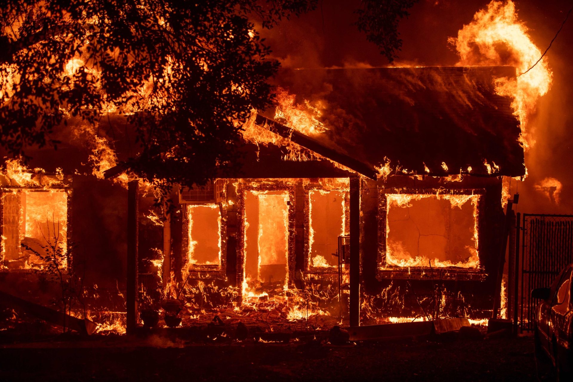 Incêndio destrói aldeia na Califórnia