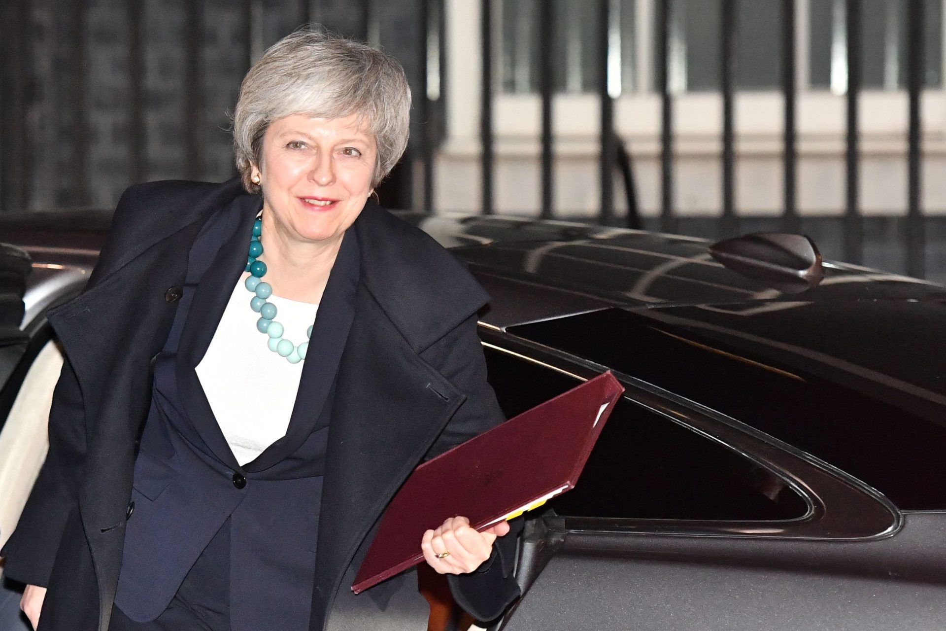 Theresa May quer garantias adicionais e reúne-se com líderes europeus