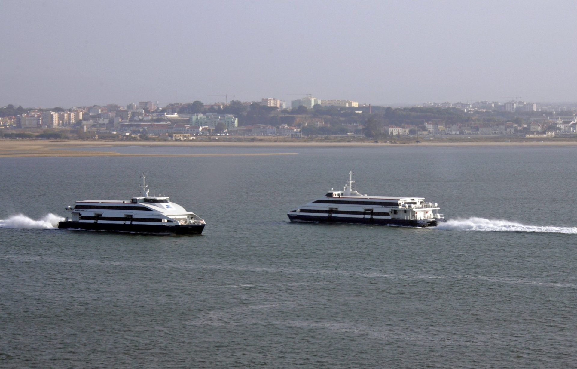 Dezenas de pessoas invadem barco que faz a ligação Seixal-Lisboa