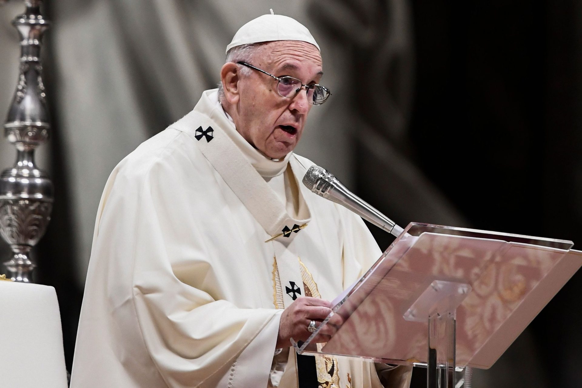 Papa Francisco afasta dois cardeais do seu círculo de conselheiros