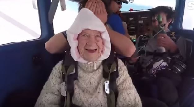 Tem 102 anos, mas nem isso impediu Irene de saltar de paraquedas por uma causa maior | Vídeo