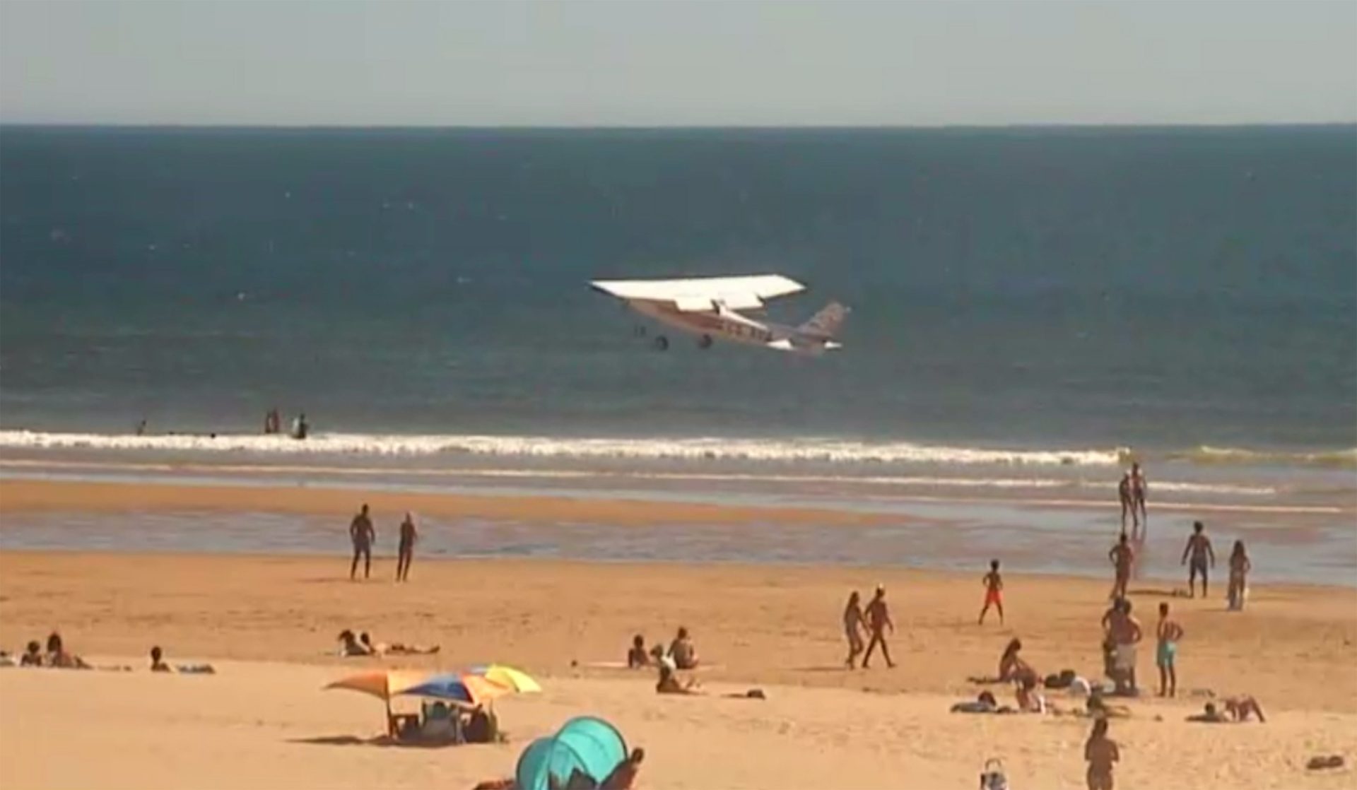 Relatório diz que piloto falhou na aterragem da avioneta na praia da Costa de Caparica