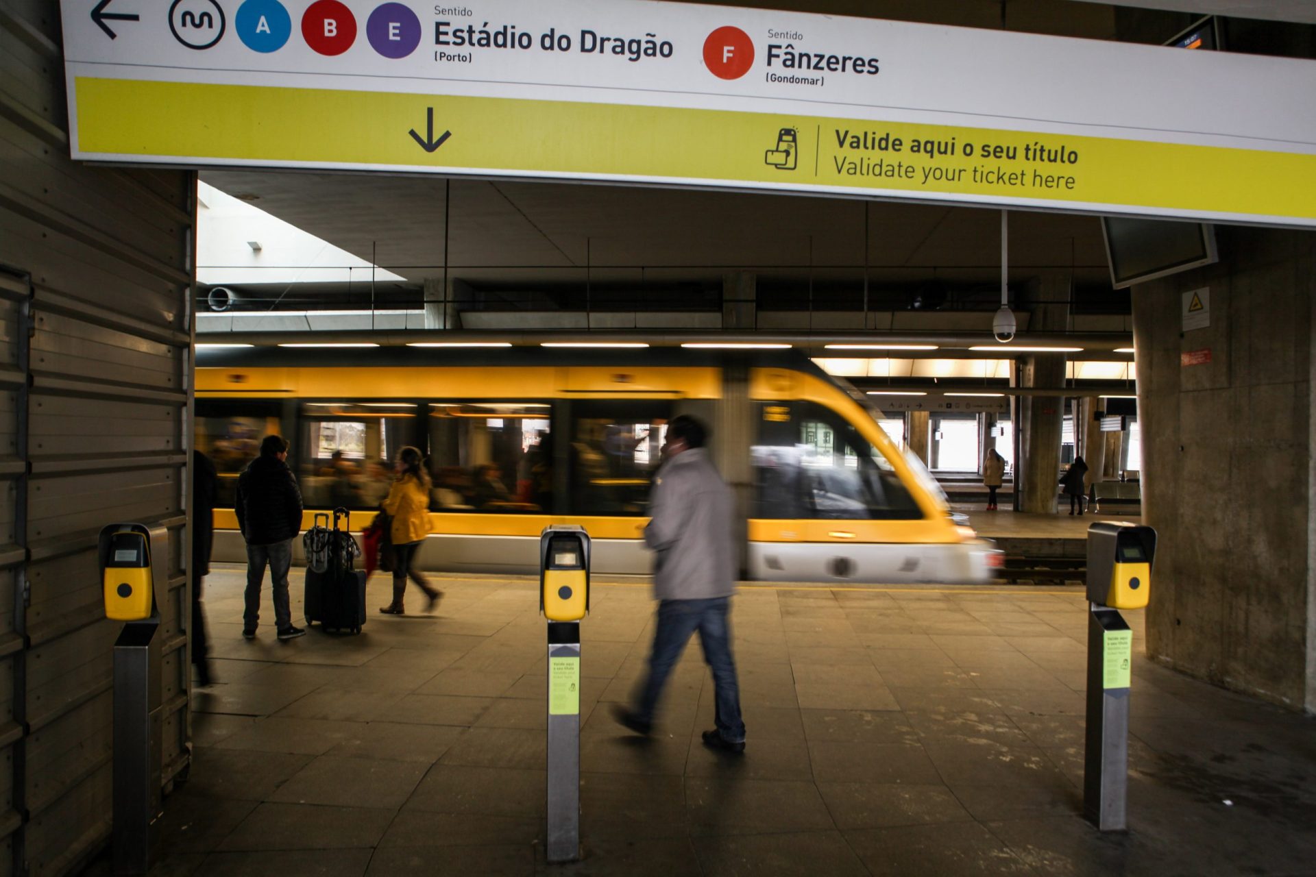 Greve no metro do Porto cancelada após acordo
