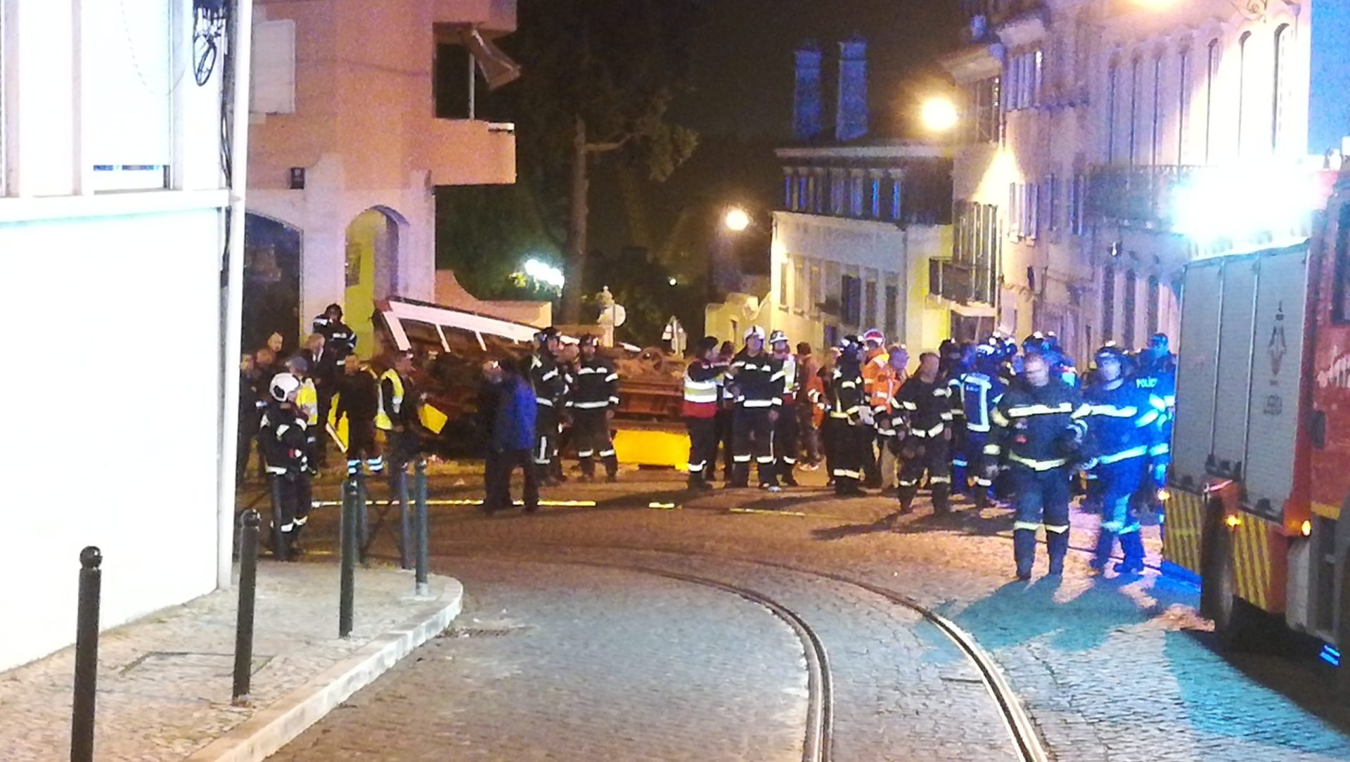 Elétrico capota na zona da Lapa em Lisboa e 28 feridos ligeiros
