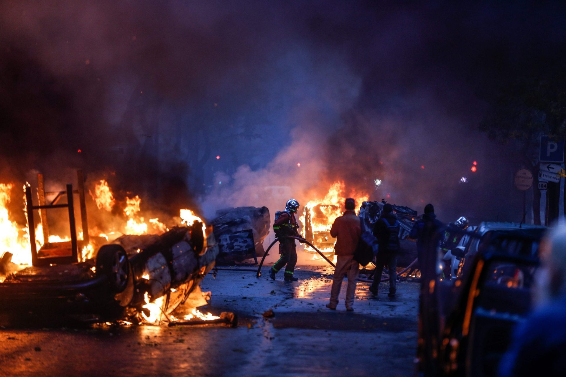 Protestos em Paris deixam capital francesa num caos