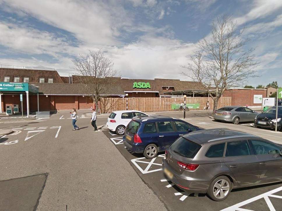 Supermercado evacuado no Reino Unido devido à presença de pacote suspeito