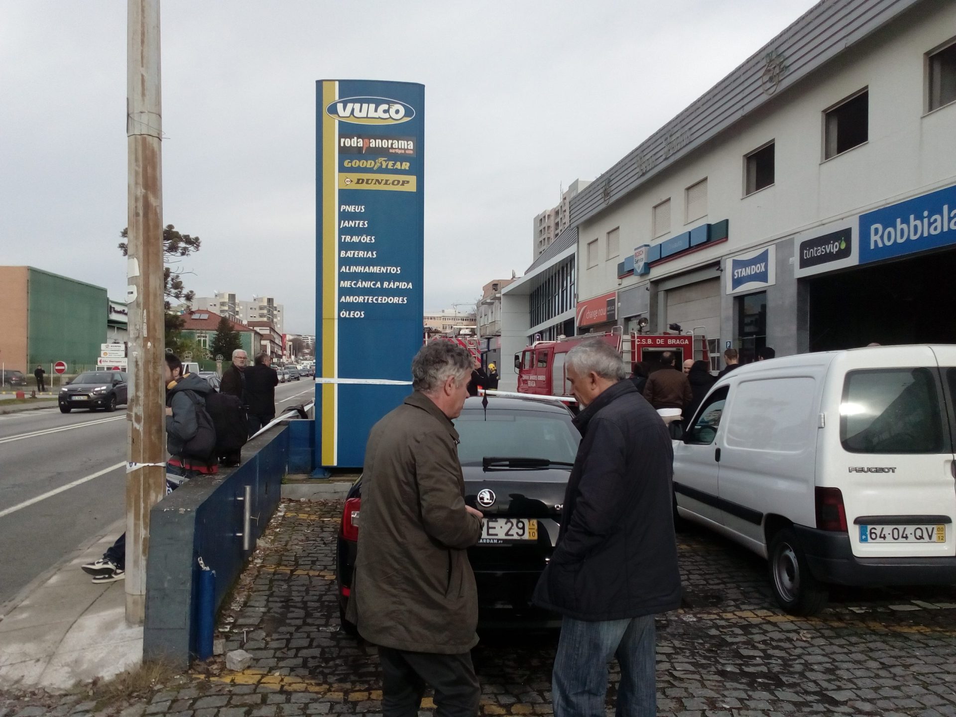 PJ investiga incêndio que destruiu oficina de automóveis em Braga