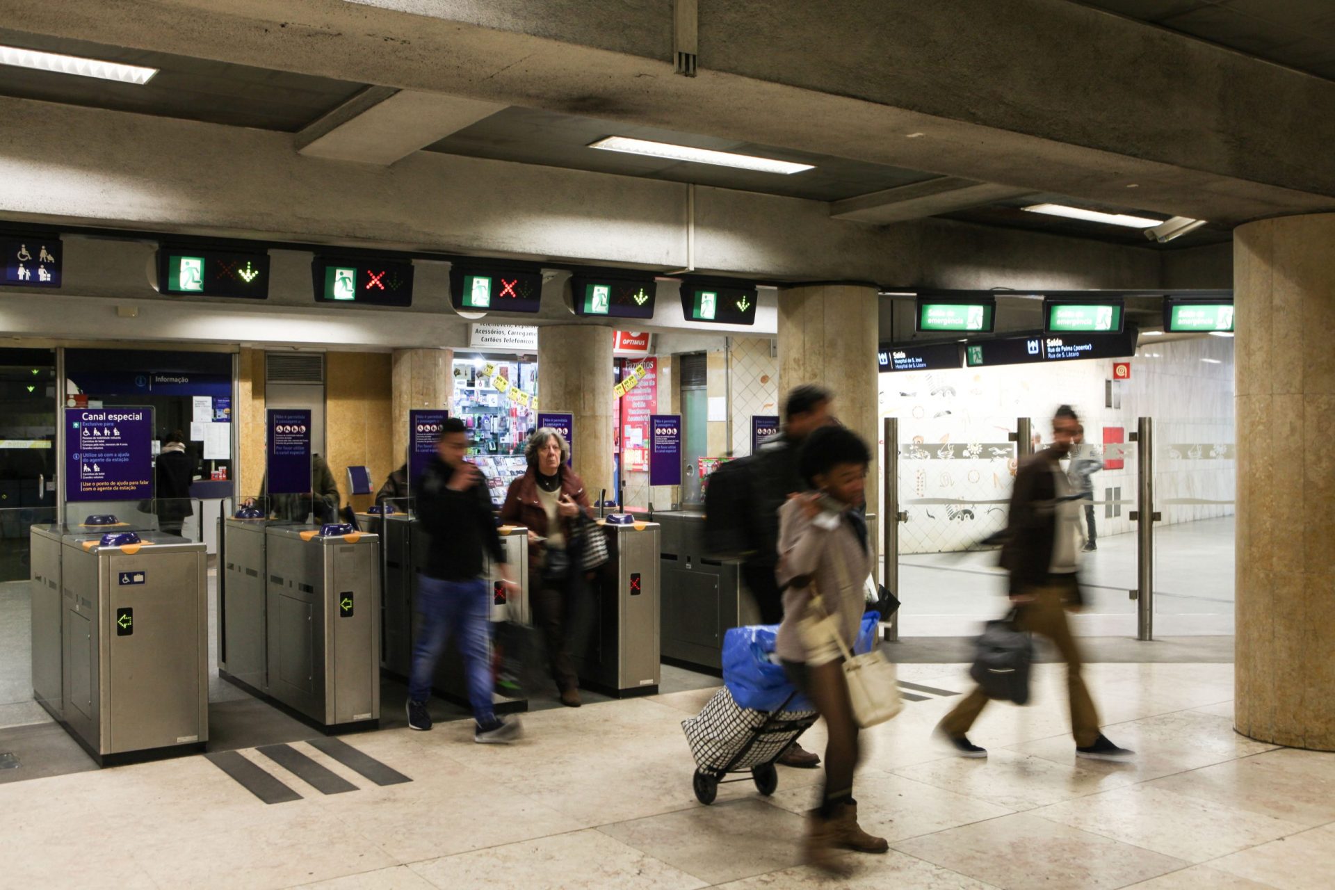 Carteiristas assaltam agente da PSP no metro de Lisboa