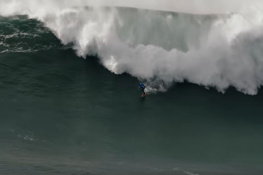 Ondas gigantes da Nazaré quase engolem surfista brasileiro. Imagens são inacreditáveis | VÍDEO