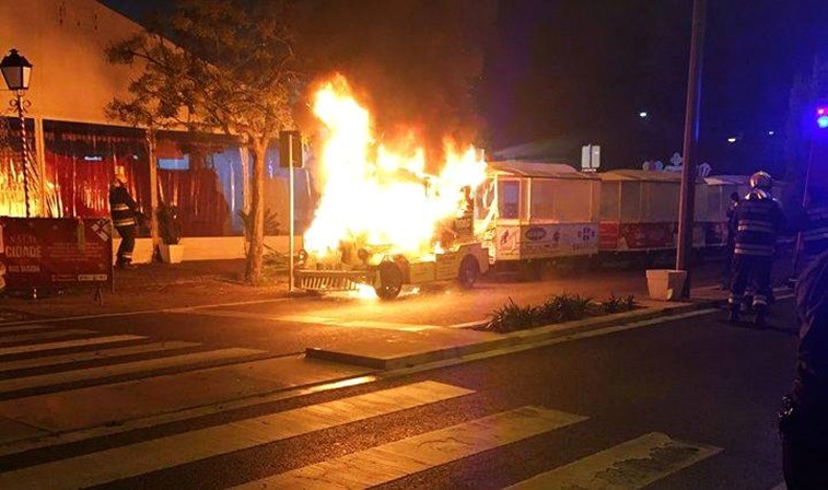 Comboio de Natal vandalizado e incendiado em Rio Maior