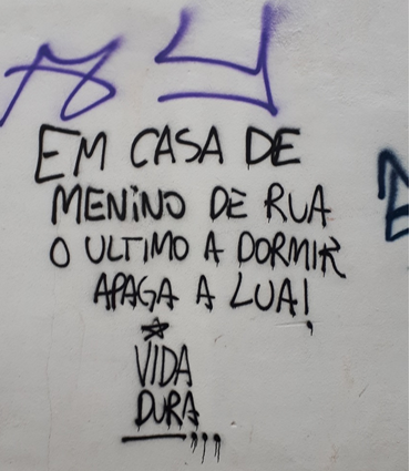 «Em casa de menino de rua o último a dormir apaga a lua!»