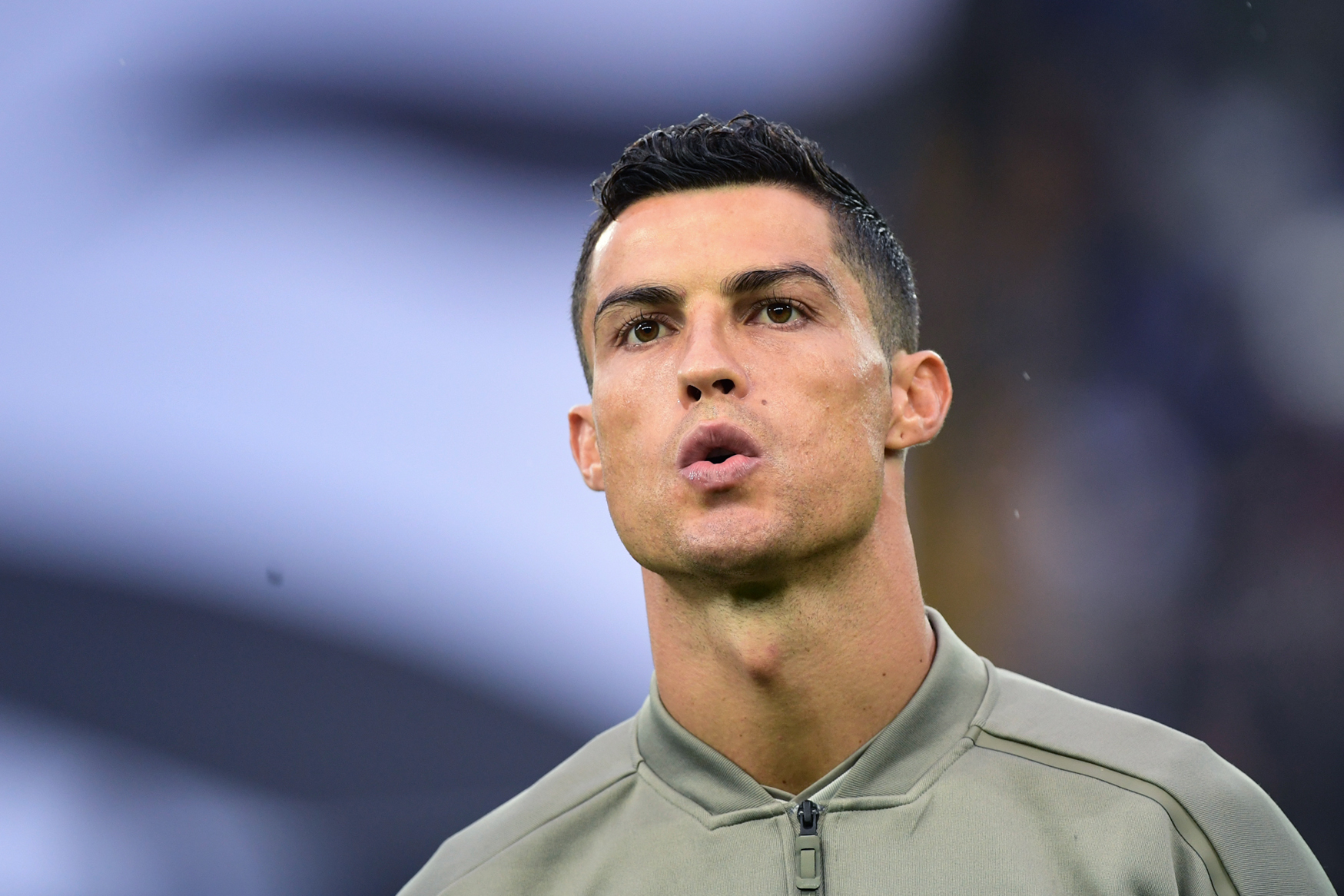 Leilão de camisola autografada por Cristiano Ronaldo quer ajudar ‘Pipinho’
