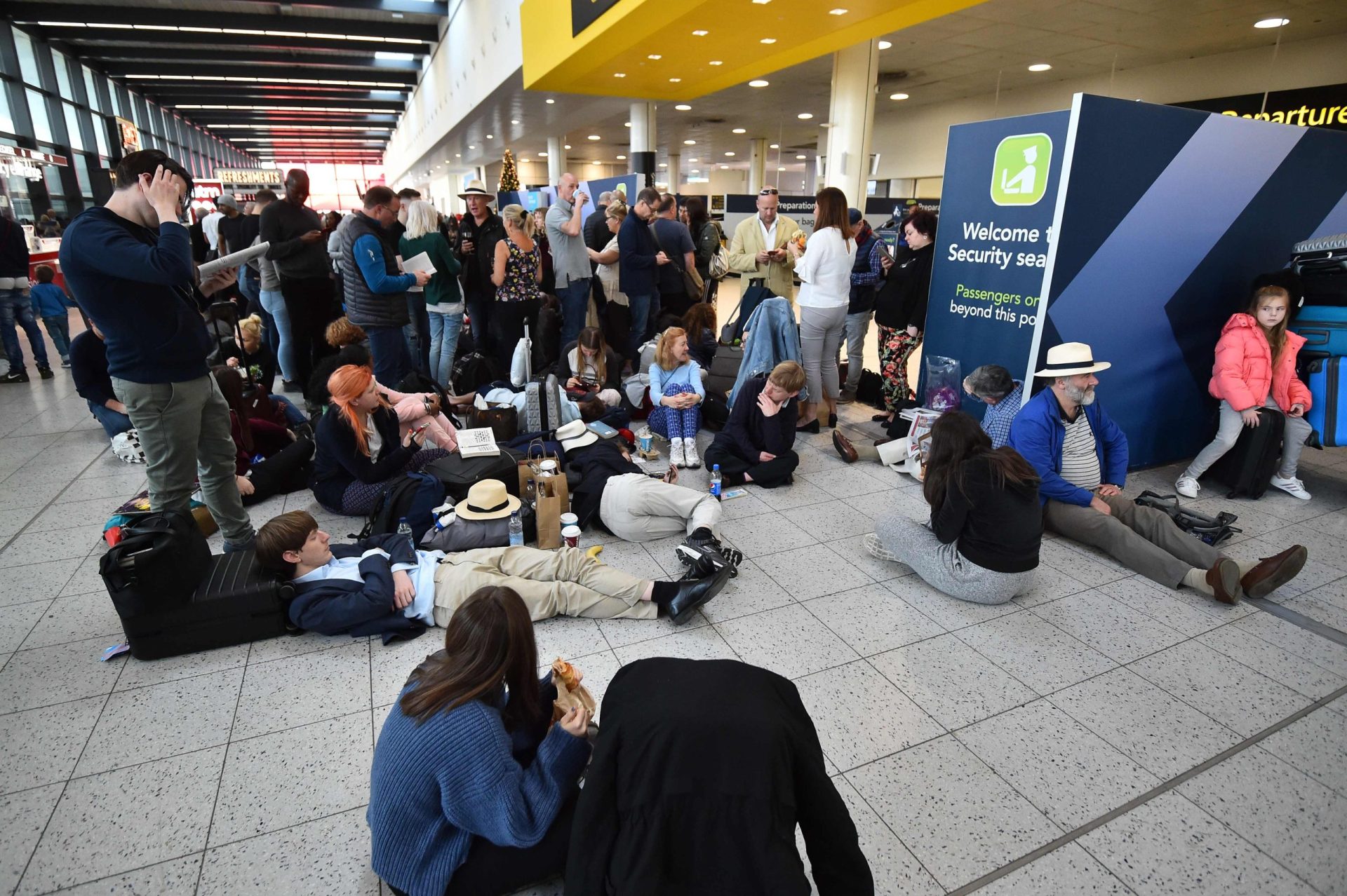 Aeroporto de Gatwick reabre com “número limitado de voos”