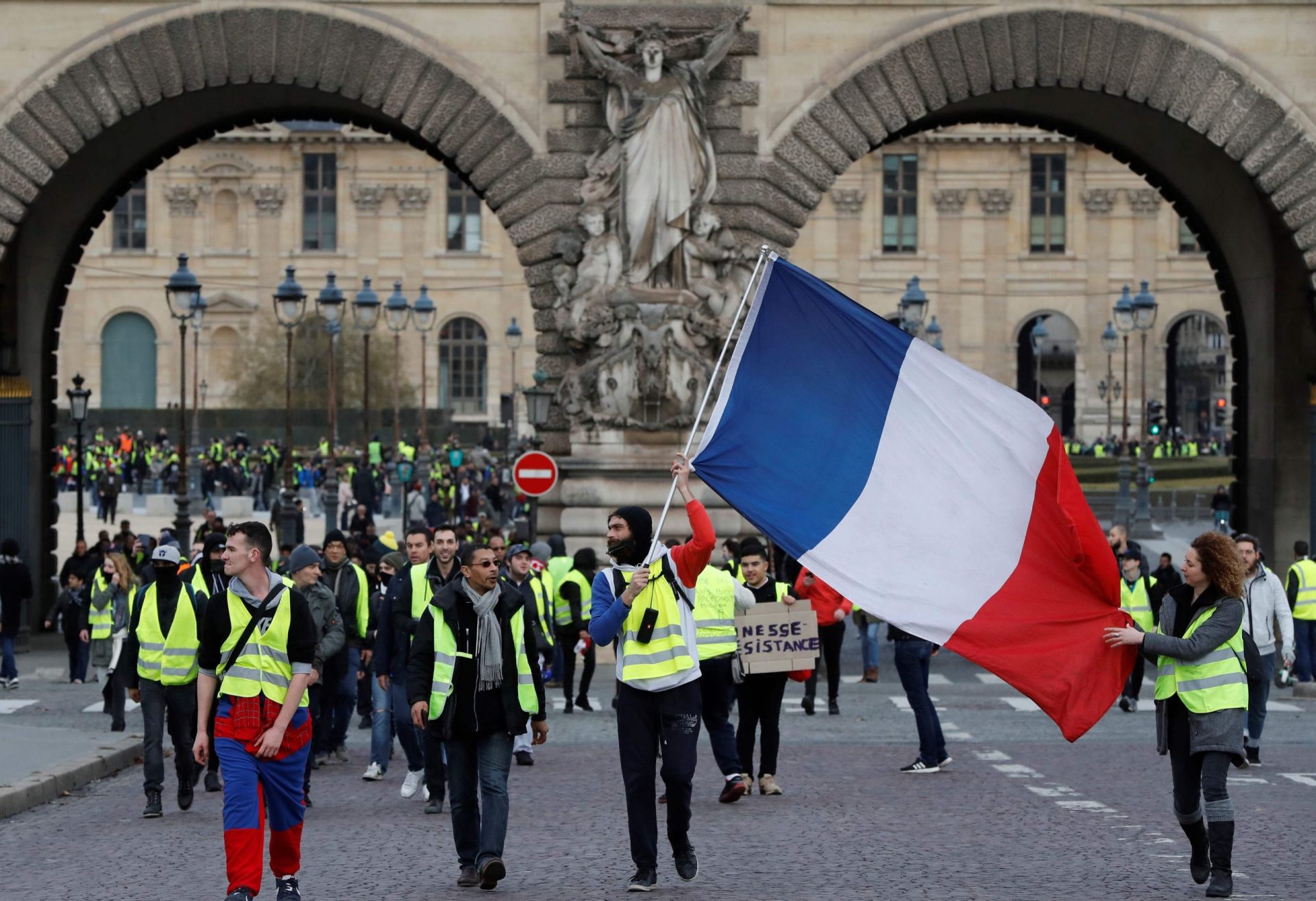 Sobe para 10 o número de vítimas mortais na sequência dos protestos dos coletes amarelos em França