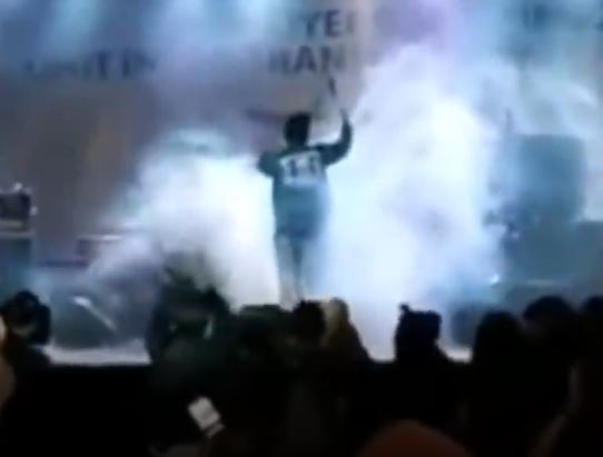 Vídeo mostra tsunami a engolir palco durante um concerto com centenas de pessoas na Indonésia