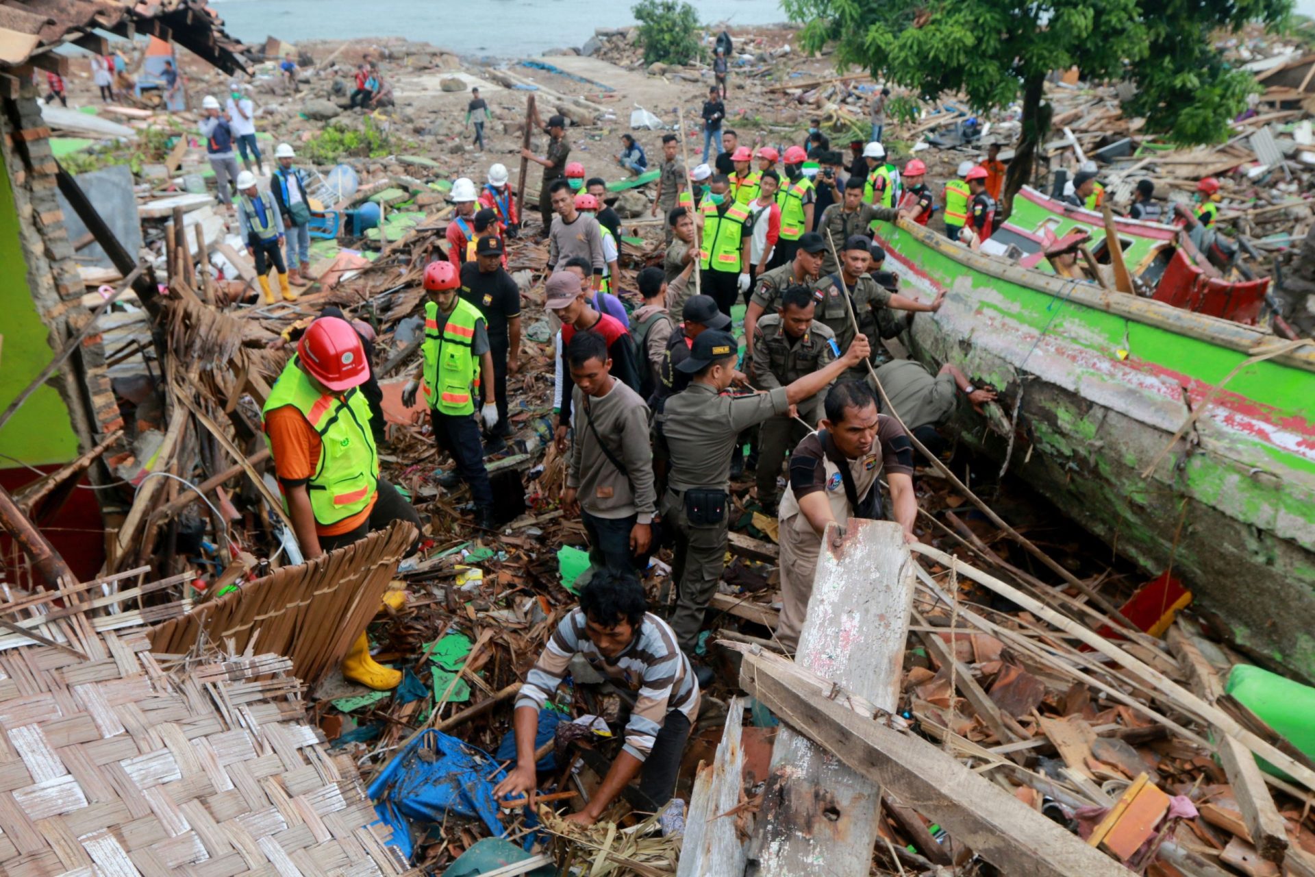 O rasto de destruição na Indonésia depois do tsunami | FOTOGALERIA