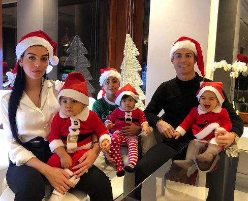 Cristiano Ronaldo deseja &#8220;Feliz Natal&#8221; aos seguidores com foto em família