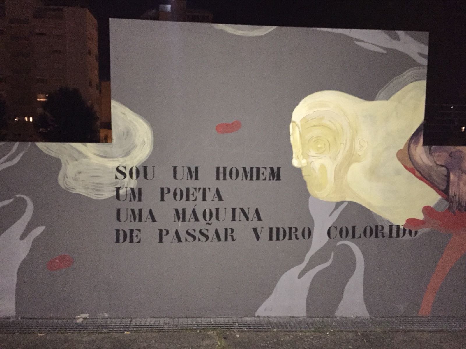 «Sou um homem / um poeta / uma máquina de passar vidro colorido»