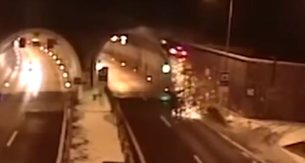 Imagens mostram carro a levantar voo em acidente à entrada de um túnel | Vídeo