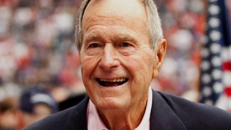 Bush morreu em casa rodeado de família e amigos