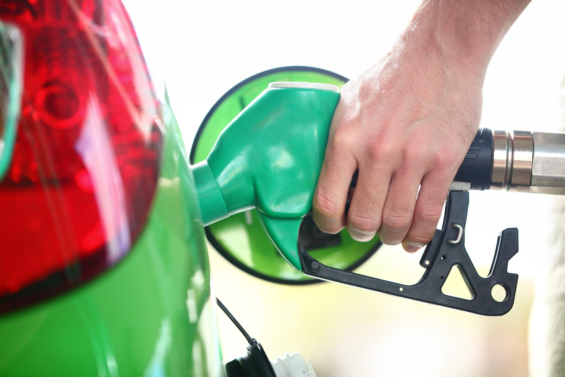 Combustíveis. Gasolina e gasóleo descem novamente de preço